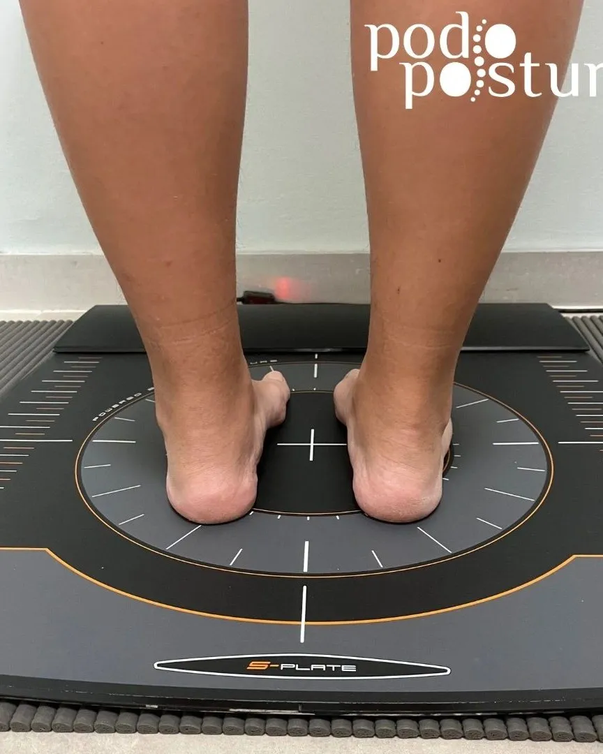 Pés descalços sobre a plataforma de baropodometria