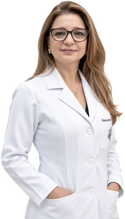 Dra. Claudia Meirelles, de jaleco branco, com as mãos nos bolsos.